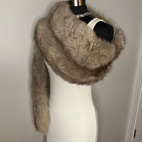 **STUNNING Real Fox Fur Wrap** - Picture 2 of 7